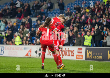 Cardiff, pays de Galles, Royaume-Uni, 24 novembre 2017. Hayley Ladd, du pays de Galles (à droite), célèbre avoir marqué le seul but du match avec Jess Fishlock et Natasha Harding lors du match de qualification pour la Coupe du monde féminine de la FIFA opposant le pays de Galles et le Kazakhstan au stade de Cardiff. Crédit : Mark Hawkins/Alamy Live News Banque D'Images