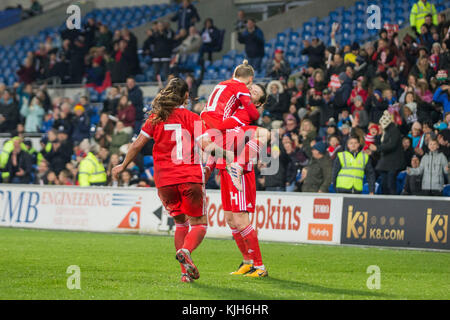Cardiff, Wales, uk, 24 novembre 2017. hayley ladd de galles (à droite) célèbre marquant l'unique but de la rencontre avec jess fishlock et natasha Smith pendant la coupe du monde féminine de la fifa match de qualification entre le Pays de Galle et le Kazakhstan à Cardiff City Stadium. crédit : mark hawkins/Alamy live news Banque D'Images