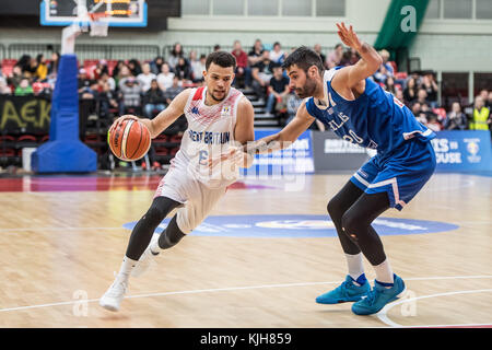 Leicester, Royaume-Uni. 24 novembre 2017. Grande-Bretagne Luke Nelson et Grèce Dusan Sakota lors des qualifications de la Coupe du monde FIBA entre la Grande-Bretagne et la Grèce à la Leicester Arena. Score final Grande-Bretagne 92 Grèce 95 crédit : Stephen Wright/SOPA/ZUMA Wire/Alamy Live News Banque D'Images