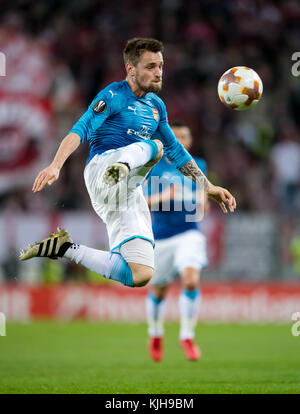 Cologne, Allemagne. 23 novembre 2017. Mathieu Debuchy d'Asenal en action lors du match de football de l'UEFA Europa League entre 1. FC Cologne et FC Arsenal London au RheinEnergieStadion à Cologne, Allemagne, le 23 novembre 2017. - PAS DE SERVICE - crédit : Thomas Eisenhuth/dpa-Zentralbild/ZB/dpa/Alamy Live News Banque D'Images