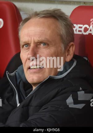 L'entraîneur de Fribourg Christian Streich rit avant le match de football allemand de la Bundesliga entre le SC Fribourg et le FSV Mainz à Fribourg im Breisgau, Allemagne, le 25 novembre 2017. (CONDITIONS D'EMBARGO - ATTENTION : en raison des directives d'accréditation, le LDF autorise uniquement la publication et l'utilisation de 15 photos par match sur Internet et dans les médias en ligne pendant le match.) Photo : Patrick Seeger/dpa Banque D'Images