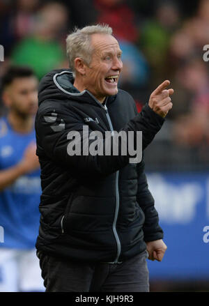 Christian Streich de Fribourg réagit lors du match de football allemand de la Bundesliga entre le SC Fribourg et le FSV Mainz à Fribourg im Breisgau, Allemagne, 25 novembre 2017. (CONDITIONS D'EMBARGO - ATTENTION : en raison des directives d'accréditation, le LDF autorise uniquement la publication et l'utilisation de 15 photos par match sur Internet et dans les médias en ligne pendant le match.) Photo : Patrick Seeger/dpa Banque D'Images