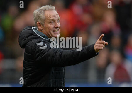 Christian Streich de Fribourg réagit lors du match de football allemand de la Bundesliga entre le SC Fribourg et le FSV Mainz à Fribourg im Breisgau, Allemagne, 25 novembre 2017. (CONDITIONS D'EMBARGO - ATTENTION : en raison des directives d'accréditation, le LDF autorise uniquement la publication et l'utilisation de 15 photos par match sur Internet et dans les médias en ligne pendant le match.) Photo : Patrick Seeger/dpa Banque D'Images