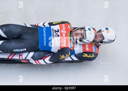 Winterberg, Allemagne. 25 novembre 2017. Thomas Steu et Lorenz Koller d'Autriche en action lors de l'épreuve des doubles hommes de la Coupe du monde de luge à Winterberg, Allemagne, 25 novembre 2017. Crédit : Marcel Kusch/dpa/Alamy Live News Banque D'Images