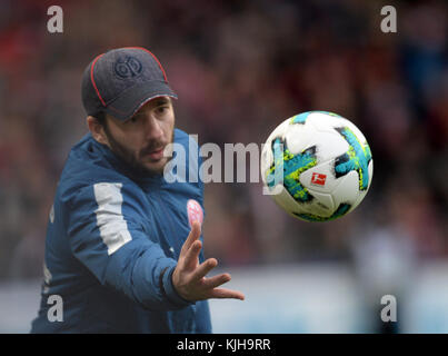 Sandro Schwarz, entraîneur de Mainz, attrape le ballon lors du match de football allemand de la Bundesliga entre le SC Freiburg et le FSV Mainz à Fribourg im Breisgau, Allemagne, 25 novembre 2017. (CONDITIONS D'EMBARGO - ATTENTION : en raison des directives d'accréditation, le LDF autorise uniquement la publication et l'utilisation de 15 photos par match sur Internet et dans les médias en ligne pendant le match.) Photo : Patrick Seeger/dpa Banque D'Images