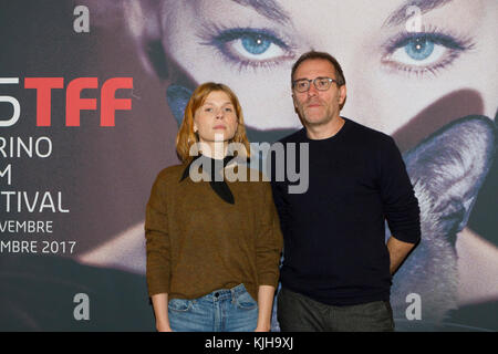 Torino, Italie. 25 novembre 2017. L'actrice française Clémence POESY de Clemence Poésy () (à gauche) avec l'acteur italien Valerio Mastandrea (righ) au Torino Film Festival Crédit : Marco Destefanis/Alamy Live News Banque D'Images