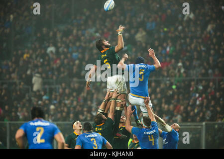 Padova, Italie. 25 novembre 2017. Deuxième rangée des Springboks Lood De Jager lutte pour obtenir la balle en contact à l'international Novembre test match entre l'Italie et l'Afrique du Sud. Massimiliano Carnabuci/Alamy Live News Banque D'Images