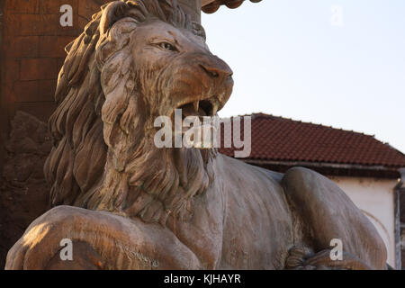 La figure du lion à la base du monument guerrier de Philippe II de Macédoine à Karpos Rébellion Square à Skopje, Macédoine, construit dans le cadre de la Skopje 201 Banque D'Images