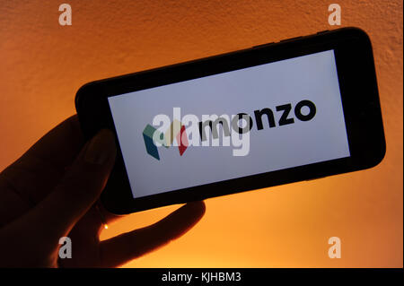 Monzo logo sur un téléphone. monzo est une banque conçue pour le smartphone Banque D'Images