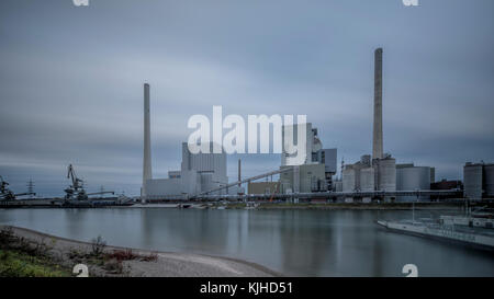 Energie, Mutterstadt, Allemagne - le 23 novembre, grande centrale électrique mannheim, Rhin ferry. photo : vue générale sur la centrale électrique au charbon dans la région de Mannheim. Banque D'Images