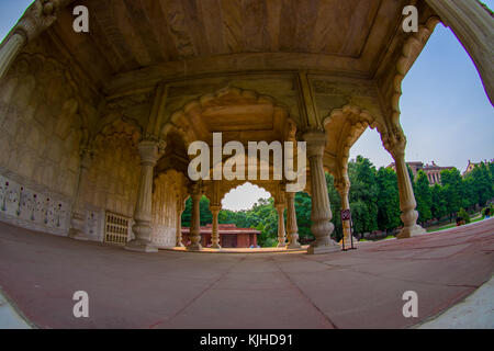 Delhi, Inde - le 25 septembre 2017 : colonnes et arcades sculptées de la salle d'audience privée ou diwan je khas au Lal Qila ou fort rouge à Delhi, Inde Banque D'Images