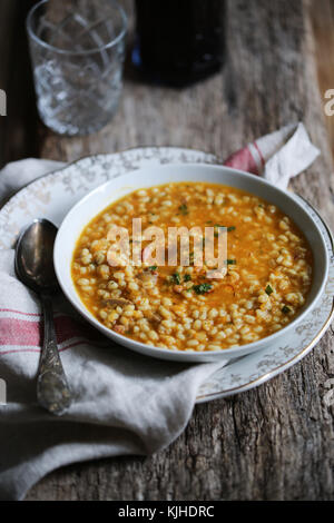Citrouille, aux champignons et à l'orge soupe dans un bol blanc sur une table en bois. Banque D'Images