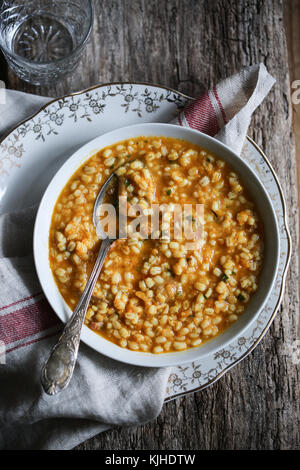 Citrouille, aux champignons et à l'orge soupe dans un bol blanc sur une table en bois. Banque D'Images