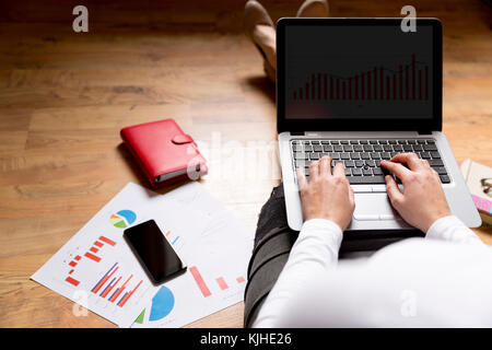 Business Woman using laptop Banque D'Images