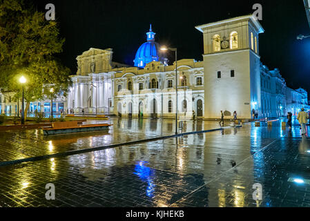 Photo de nuit de la Cathédrale Basilique de Notre Dame de l'Assomption et de la Torre del Reloj, Popayan, Colombie, Amérique du Sud Banque D'Images