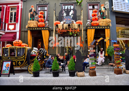 Décorations Halloween à 'Little Kook' café près de Monastiriaki centre d'Athènes, Grèce. Changement de décorations avec les saisons. Banque D'Images