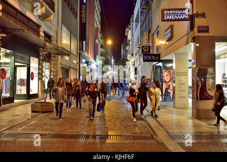 Nuit la vie de la rue que les gens marchent le long de la rue Ermou (un des plus célèbres rues et de socialisation) dans le centre d'Athènes, Grèce Banque D'Images