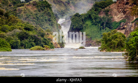 Le bas de la chute d'eau de Murchison Falls atteint par un safari en bateau dans le parc national. Dommage que ce lieu, le lac Albert, est menacée par l'huile Banque D'Images