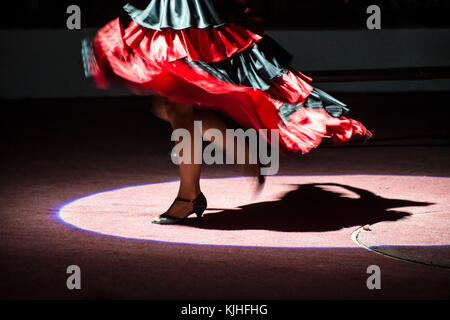 Femme dansant sur la scène. Danses espagnoles Banque D'Images