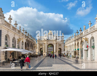 Rue ici à l'égard de l'Arc ici de la Place Stanislas, Nancy, Lorraine, France Banque D'Images