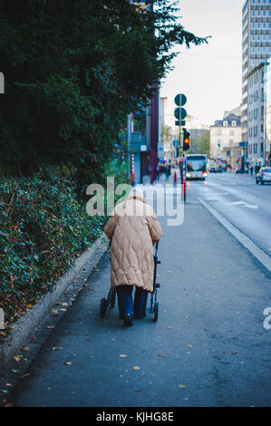 Senior woman walking through de trottoir avec une marchette Banque D'Images