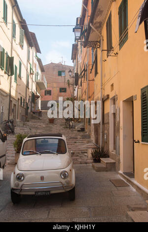 Vieille voiture Fiat 500 dans une ruelle de la vieille ville de Portoferraio, l'île d'Elbe, Italie Banque D'Images