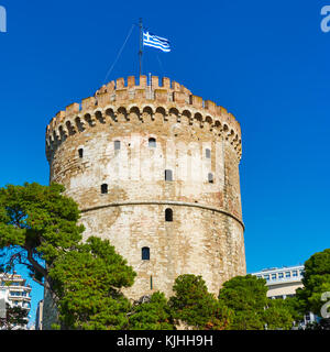 La tour blanche avec drapeau grec à Thessalonique, Grèce Banque D'Images