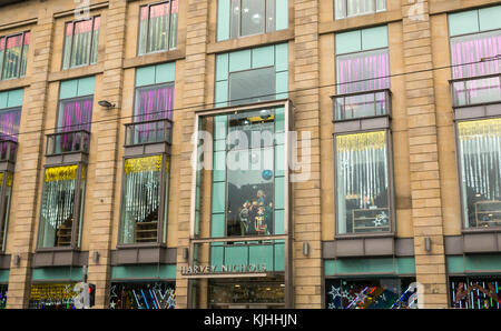 Harvey Nichols store front, St Andrews Square, Édimbourg, Écosse, Royaume-Uni, avec Noël fenêtre s'affiche et le nom au-dessus de la porte Banque D'Images