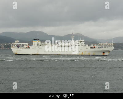 USNS Zeus (T-ARC-7), un navire de pose et de réparation de câbles de classe Zeus exploité par la marine américaine, au large de Gourock lors d'un trajet entrant vers la base navale de Faslane. Banque D'Images