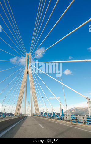 Le rio-antirrio, pont charilaos trikoupis officiellement le plus long pont à plusieurs travées type suspendu à haubans ponts, la Grèce. Banque D'Images