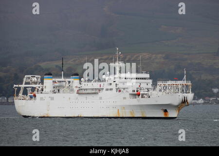 USNS Zeus (T-ARC-7), un navire de pose et de réparation de câbles de classe Zeus exploité par la marine américaine, au large de Gourock lors d'un trajet entrant vers la base navale de Faslane. Banque D'Images