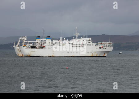 USNS Zeus (T-ARC-7), un navire de pose et de réparation de câbles de classe Zeus exploité par la marine américaine, au large de Gourock lors d'un trajet entrant vers la base navale de Faslane. Banque D'Images