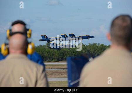 PENSACOLA, Floride (nov. 11, 2017) - équipe d'appui et de l'équipage de la U.S. Navy Blue Angels regarder leur aéronef s'envoler au cours de la 2017 Naval Air Station (NAS) Pensacola Retour Blue Angels Air Show, le 11 novembre. (US Navy photo de Mike O'Connor/NAS Pensacola Public Affairs Office) Banque D'Images