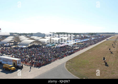 PENSACOLA, Floride (nov. 11, 2017) - Les foules se rassemblent pour assister à la Naval Air Station (2017) Pensacola NAS Retour Blue Angels Air Show, le 11 novembre. On estime que 100 000 personnes ont assisté à l'événement de 2 jours. Banque D'Images