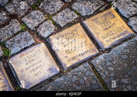 Stolpersteine (memorial stones) dans une rue à Berlin pour commémorer les victimes de l'extermination nazie camps - principalement les Juifs - à Berlin, Allemagne Banque D'Images