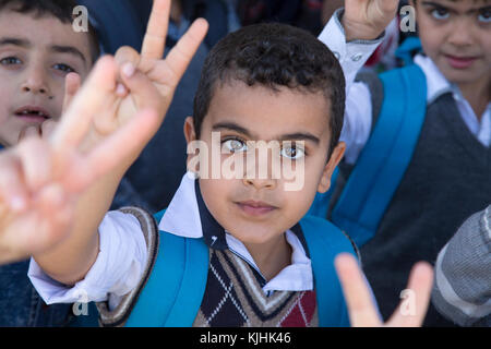 Étudiants irakiens posent pour une photo dans une école primaire, Mosul Dam Village, l'Iraq, le 12 novembre 2017. L'ampleur et la diversité de partenaires de coalition démontre l'objectif global et unifié de vaincre ISIS en Iraq et en Syrie. Les GFIM-OIR est la Coalition mondiale pour vaincre ISIS en Iraq et en Syrie. (U.S. Photo de l'armée par le Sgt. Tracy McKithern) Banque D'Images