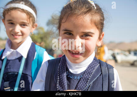 Deux jeunes étudiants irakiens posent pour une photo dans une école primaire, Mosul Dam Village, l'Iraq, le 12 novembre 2017. L'ampleur et la diversité de partenaires de coalition démontre l'objectif global et unifié de vaincre ISIS en Iraq et en Syrie. Les GFIM-OIR est la Coalition mondiale pour vaincre ISIS en Iraq et en Syrie. (U.S. Photo de l'armée par le Sgt. Tracy McKithern) Banque D'Images