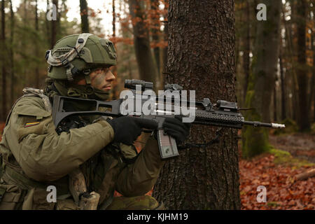 De l'armée lituanienne Pvt. Narimantas Sausys de la Brigade Griffin lituanienne fournit la sécurité tout en menant des circulations bataille au cours de l'effort à l'esprit des alliés VII multinationales conjointes de l'armée américaine dans le centre de préparation Hohenfels, Allemagne, le 13 novembre 2017. Environ 4 050 militaires de 13 nations participent à l'exercice Allied Esprit VII à l'instruction de l'Armée de la 7e commande Hohenfels Domaine de formation, Allemagne, 30 octobre au 22 novembre 2017. Spirit est un allié de l'armée américaine l'Europe-dirigé, 7ATC-mené un exercice multinational série conçue pour développer et renforcer l'OTAN et partenaire clé's interop Banque D'Images