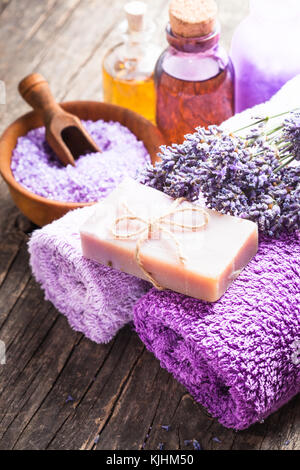 Spa - huile essentielle de lavande, seasalt, serviettes et savon artisanal violet Banque D'Images