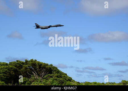 Un U.S. Air Force B-1B Lancer affecté à la 37e Escadron expéditionnaire piégée, déployée à partir d'Ellsworth Air Force Base, le Dakota du Sud, s'exécute à partir d'Andersen AFB, Guam pour une mission dans l'ouest du Pacifique, le 13 novembre. Intégré avec deux bombardiers F-16 Fighting Falcon de Misawa Air Base, le Japon et l'Osan AB, République de Corée, et deux KC-135 de Andersen AFB, Guam, et effectué un survol de l'USS Ronald Reagan (CVN 76), l'USS Nimitz (CVN 68) et l'USS Theodore Roosevelt (CVN 71) groupes aéronavals au cours de la formation. (U.S. Air Force photo par un membre de la 1re classe Gerald R. Willis) Banque D'Images