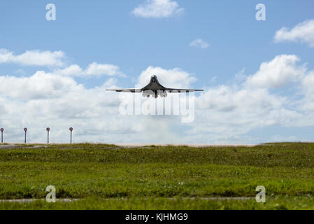 Un U.S. Air Force B-1B Lancer affecté à la 37e Escadron expéditionnaire piégée, déployée à partir d'Ellsworth Air Force Base, le Dakota du Sud, s'exécute à partir d'Andersen AFB, Guam pour une mission dans l'ouest du Pacifique, le 13 novembre. Intégré avec deux bombardiers F-16 Fighting Falcon de Misawa Air Base, le Japon et l'Osan AB, République de Corée, et deux KC-135 de Andersen AFB, Guam, et effectué un survol de l'USS Ronald Reagan (CVN 76), l'USS Nimitz (CVN 68) et l'USS Theodore Roosevelt (CVN 71) groupes aéronavals au cours de la formation. (U.S. Air Force photo par un membre de la 1re classe Gerald R. Willis) Banque D'Images