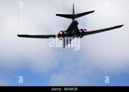 Un U.S. Air Force B-1B Lancer affecté à la 37e Escadron expéditionnaire piégée, déployée à partir d'Ellsworth Air Force Base, le Dakota du Sud, s'exécute à partir d'Andersen AFB, Guam pour une mission dans l'ouest du Pacifique, le 13 novembre. Intégré avec deux bombardiers F-16 Fighting Falcon de Misawa Air Base, le Japon et l'Osan AB, République de Corée, et deux KC-135 de Andersen AFB, Guam, et effectué un survol de l'USS Ronald Reagan (CVN 76), l'USS Nimitz (CVN 68) et l'USS Theodore Roosevelt (CVN 71) groupes aéronavals au cours de la formation. (U.S. Air Force photo par un membre de la 1re classe Gerald R. Willis) Banque D'Images