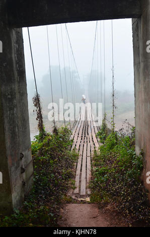 Bambou en bois suspension bridge in forest pour personnes traversant petit ruisseau dans le temps du matin à ban bo bo kluea kluea village de district de nan, sesana Banque D'Images