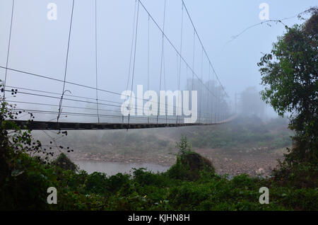 Bambou en bois suspension bridge in forest pour personnes traversant petit ruisseau dans le temps du matin à ban bo bo kluea kluea village de district de nan, sesana Banque D'Images