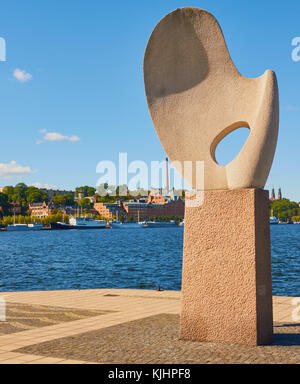 Vue de l'EVERT TAUBES TERRASS vers Södermalm avec Solbaten (Sun Boat) de sculpture (1966) par Christian Berg, Riddarholmen, Stockholm, Suède Banque D'Images