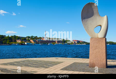 Vue de l'EVERT TAUBES TERRASS vers Södermalm avec Solbaten (Sun Boat) de sculpture (1966) par Christian Berg, Riddarholmen, Stockholm, Suède Banque D'Images