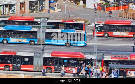 Les passagers des autobus, attraper les navetteurs Slussen, Södermalm, à Stockholm, Suède, Scandinavie. Les bus circulent sur le biogaz d'une source d'énergie renouvelable. Banque D'Images