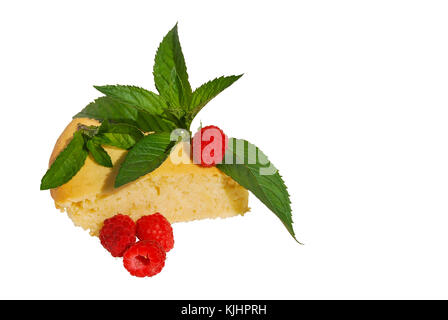 Gâteau au fromage avec feuilles de menthe et de framboises entières de baies. isolé sur fond blanc. Banque D'Images