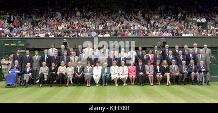 Appuyez sur M041291 ©Alpha 01.07.2000 London l'un des plus grands rassemblements de Wimbledon tennis champions dans la période récente ont pris part à un défilé des champions spécial pour célébrer le millénaire de Wimbledon. Soixante-cinq joueurs actuels et anciens ont été présentés avec une plaque de cristal de Waterford spécialement créé par S.A.R. la duchesse de Gloucester. De gauche à droite (rangée arrière) : Goran Ivanisevic Fred Stolle Ken Rosewell Kurt Nielsen Peter Fleming Pam Shriver Helena Sukova Hana Mandlikova Darlene Hard Gigi Fernandez Natasha Zvereva Rosie Casals Frew McMillan Owen Davidson Tony Roche Ken Banque D'Images