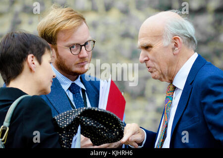 Caroline Lucas MP (Parti Vert co-leader) Matthieu Butcher (Mme Lucas, attachée de presse) et Sir Vince Cable (Libdem chef du parti)..... Banque D'Images